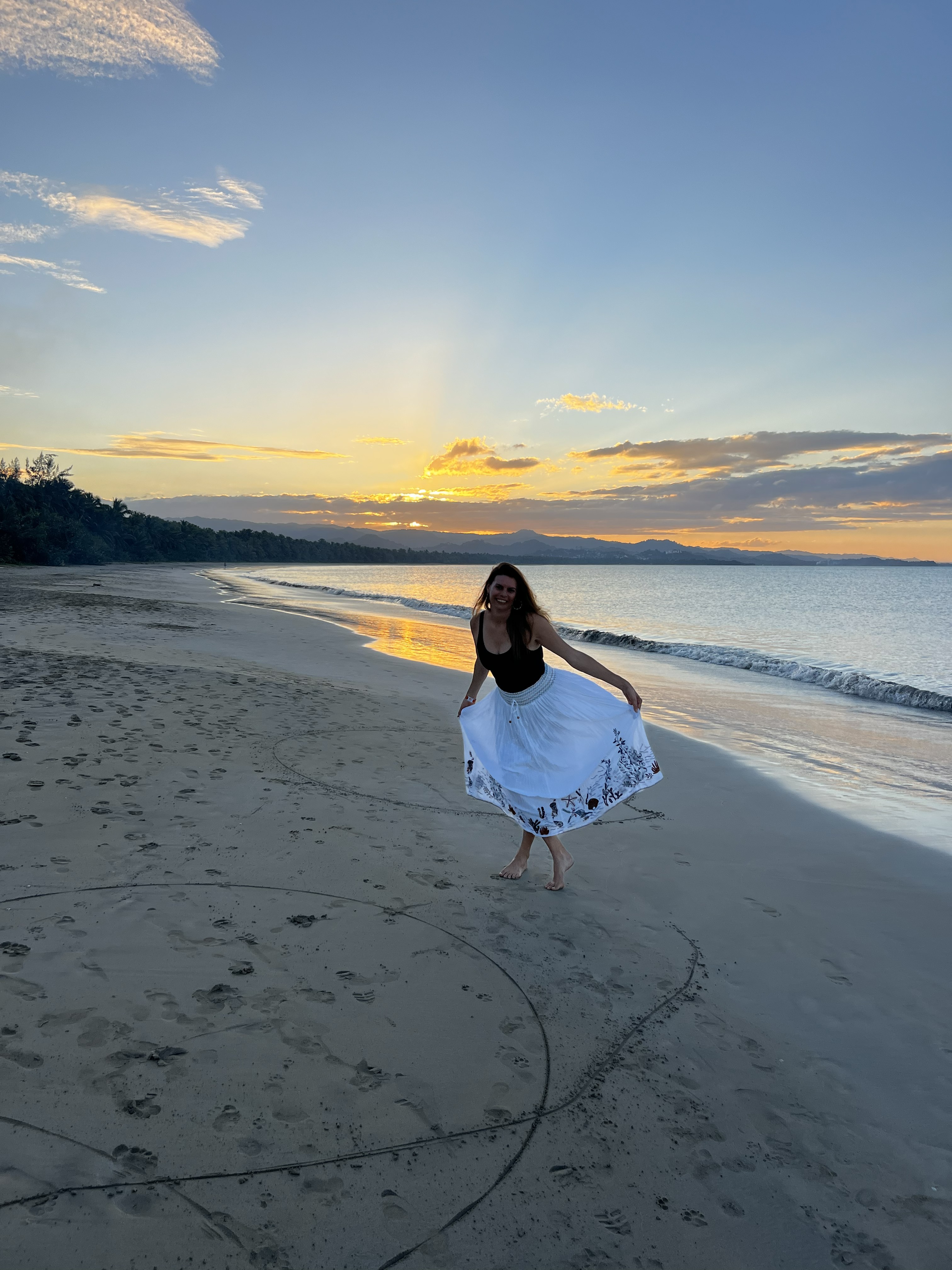Hélène devant une murale qui as des ailes d'ange peinturés bleus