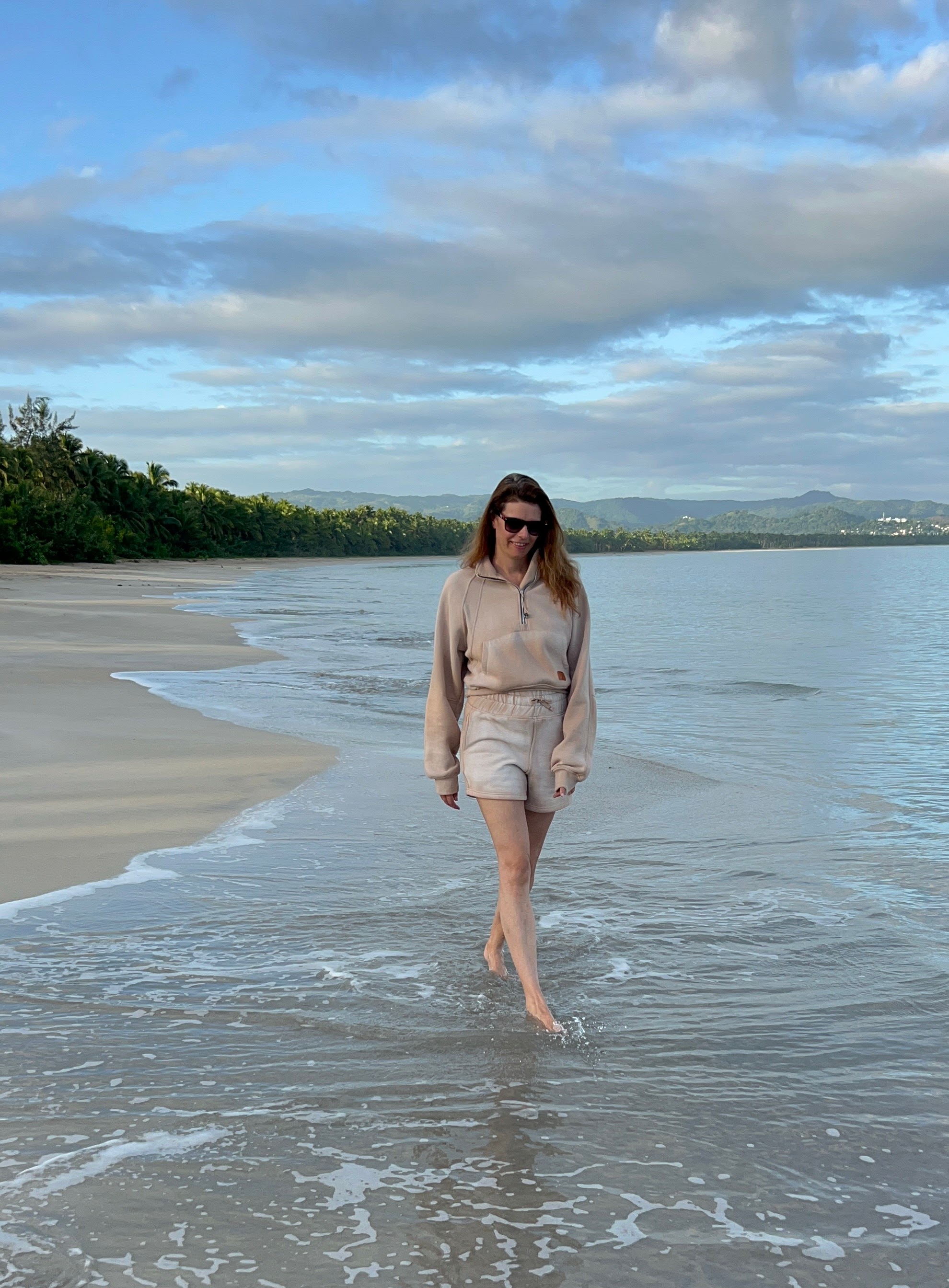 Helene debout sur la plage